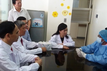 Bộ trưởng Y tế thăm điều dưỡng viên bị bệnh nhân tâm thần “thiêu sống”