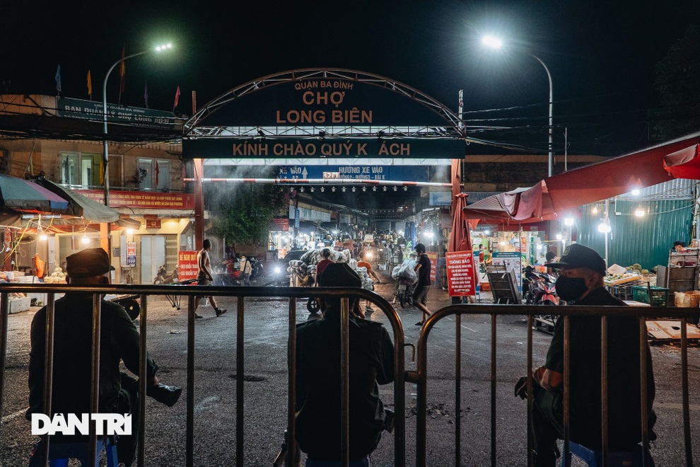 Chợ Long Biên phong tỏa khu hàng cá sau khi có ca dương tính với SARS-CoV-2 - 1 Chợ Long Biên phong tỏa khu hàng cá sau khi có ca dương tính với SARS-CoV-2 - 1