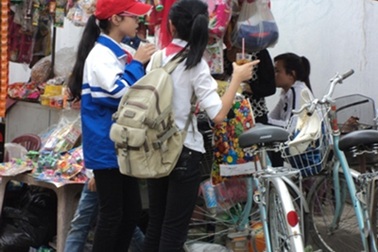 Hàng rong trước cổng trường  tiềm ẩn nhiều nguy cơ