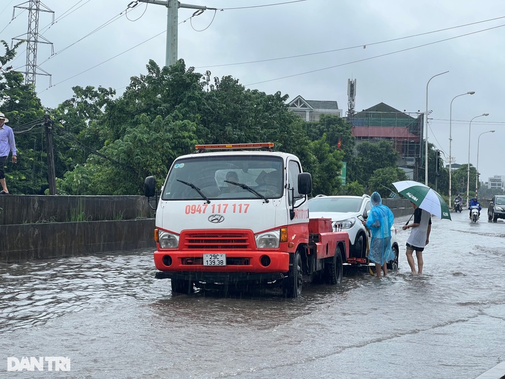 Hà Nội: Mưa lớn ngày cuối tuần, hàng loạt ô tô chết máy - 6 Hà Nội: Mưa lớn ngày cuối tuần, hàng loạt ô tô chết máy - 6