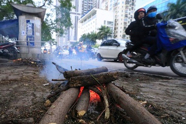 Người lao động Thủ đô đốt lửa sưởi ấm trong cái lạnh tê buốt dịp Tết Dương lịch