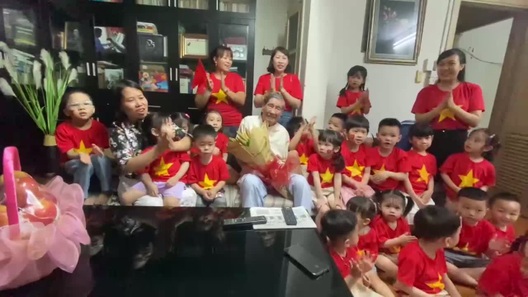 Các cháu thiếu nhi hát vang "Như có Bác trong ngày đại thắng"