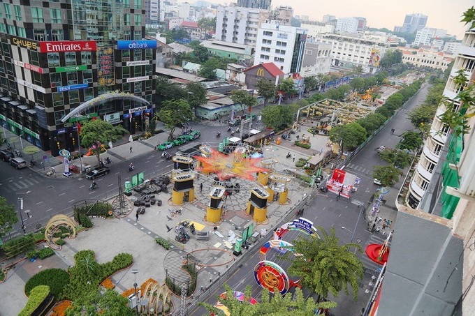 Người dân, du khách sẽ di chuyển một chiều trong đường hoa từ cổng chính đường hoa hướng về sông Sài Gòn. Ban tổ chức bố trí sáu cổng ra dọc hai bên đường tại giao lộ giữa đường Nguyễn Huệ và các đường nhánh. 