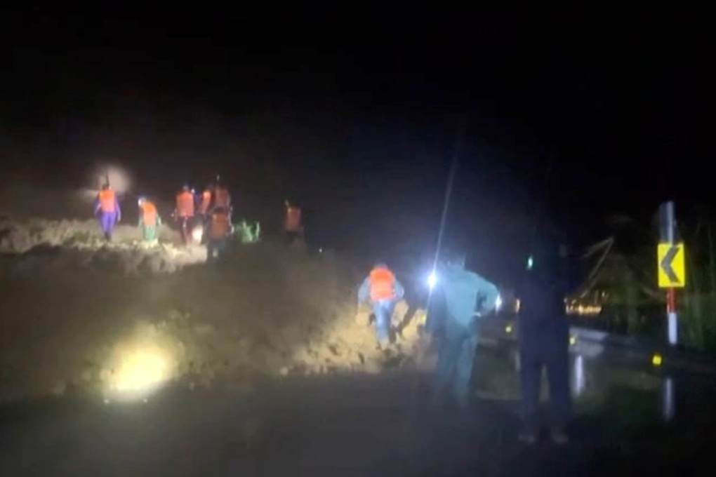 ដឹកជនរងគ្រោះបាក់ដី ៣នាក់ ជាង២០គីឡូម៉ែត្រ បញ្ជូនទៅសង្គ្រោះបន្ទាន់នៅមន្ទីរពេទ្យមួយយប់ - ១ Xuyên đêm khiêng 3 nạn nhân bị sạt lở đi hơn 20km đến bệnh viện cấp cứu - 1