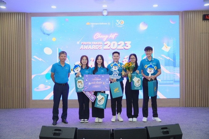 P.TGĐ Trịnh Ngọc Thành trao giải quán quân WEDIGI .