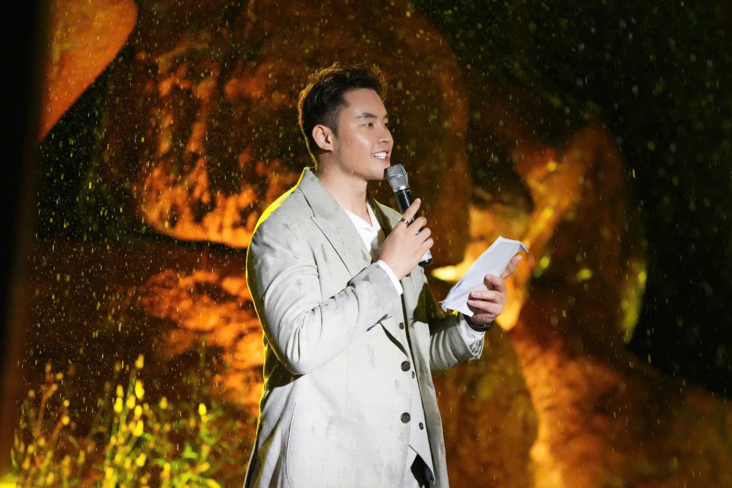 ពិធីករ ម៉ក់ ហឺន ក្តៅខ្លួន តែនៅតែងូតទឹកភ្លៀង ធ្វើជាពិធីករ - ២ MC Mạnh Khang bị sốt vẫn tắm mưa dẫn chương trình - 2