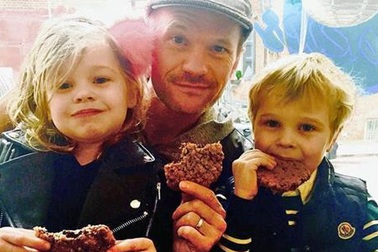 “Tan chảy” trước những ông bố mẫu mực của làng giải trí