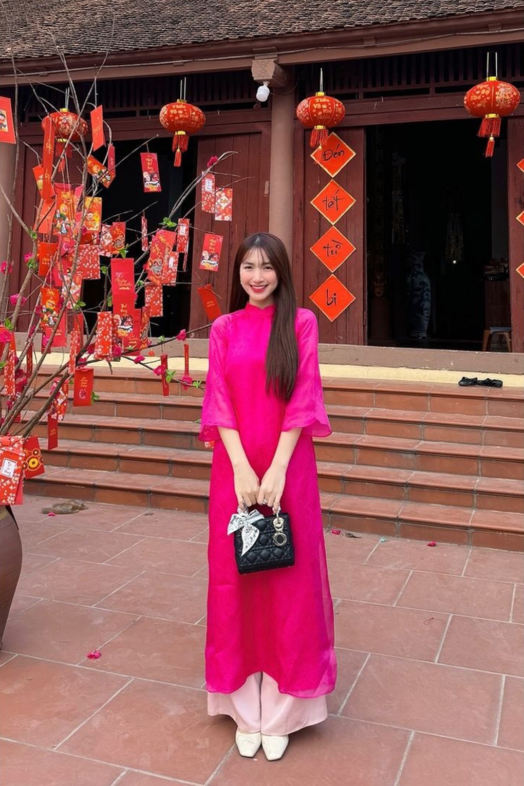 Nhiều mỹ nhân Việt chuộng mẫu túi bất ly thân của Công nương Diana - 1 Nhiều mỹ nhân Việt chuộng mẫu túi bất ly thân của Công nương Diana - 1