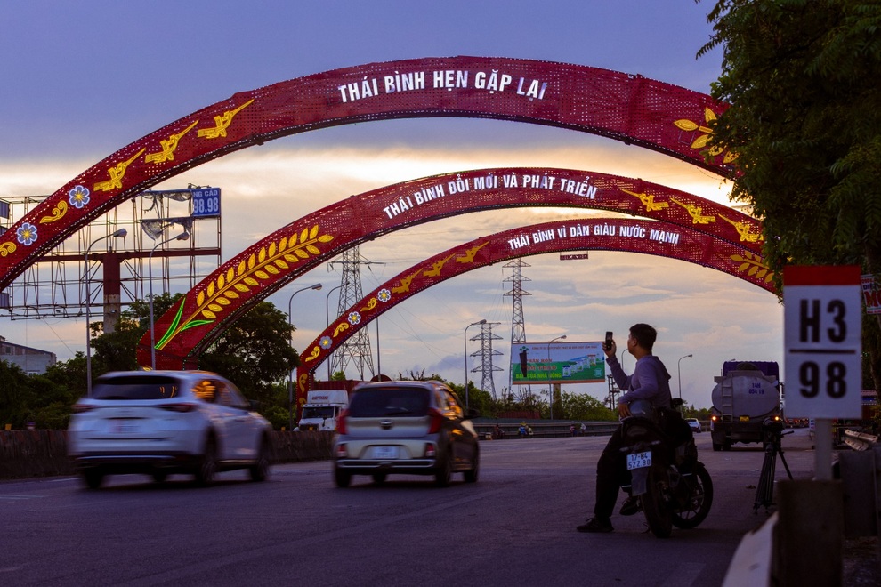 ពេលថតរូប ច្រកទ្វារស្វាគមន៍ ថៃ ប៊ិញ ជួបគ្នាម្តងទៀត បង្កើតអារម្មណ៍ជាច្រើន - ១ Khoảnh khắc chụp cổng chào Thái Bình hẹn gặp lại tạo nhiều cảm xúc - 1