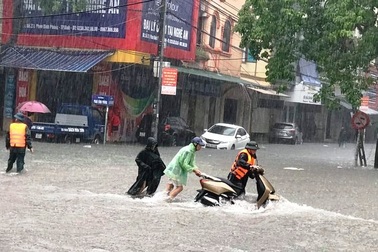 Huy động 80 cán bộ chiến sĩ công an giúp dân "vượt lũ"