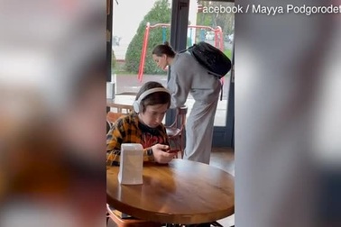 Angelina Jolie xuất hiện trong một quán cà phê ở Lviv