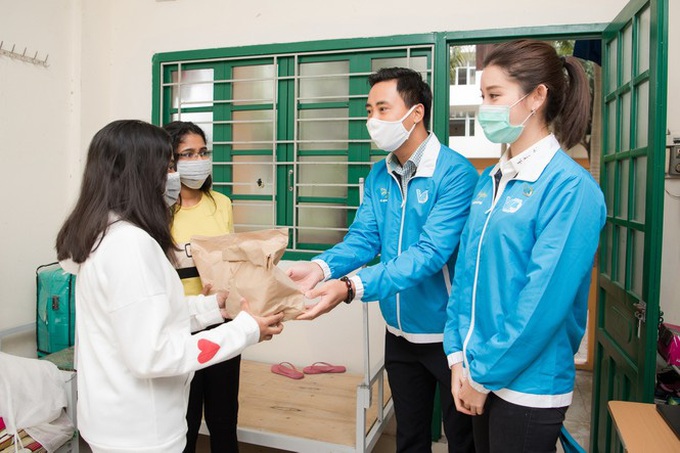 Á hậu Huyền My tặng suất ăn tiếp sức chống dịch COVID-19 - Ảnh 5. Á hậu Huyền My tặng suất ăn tiếp sức chống dịch COVID-19 - Ảnh 5.