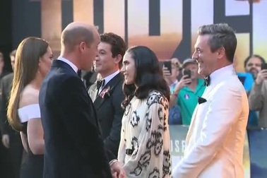 Tài tử Tom Cruise đón tiếp vợ chồng hoàng tử William tới dự công chiếu phim