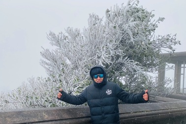 Du khách đổ về Mẫu Sơn ngắm cảnh băng tuyết phủ trắng núi rừng