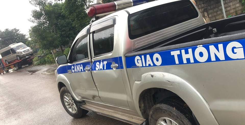 Xe khách chở pháo lậu tông vào xe CSGT khi bị truy đuổi - 2 Xe khách chở pháo lậu tông vào xe CSGT khi bị truy đuổi - 2