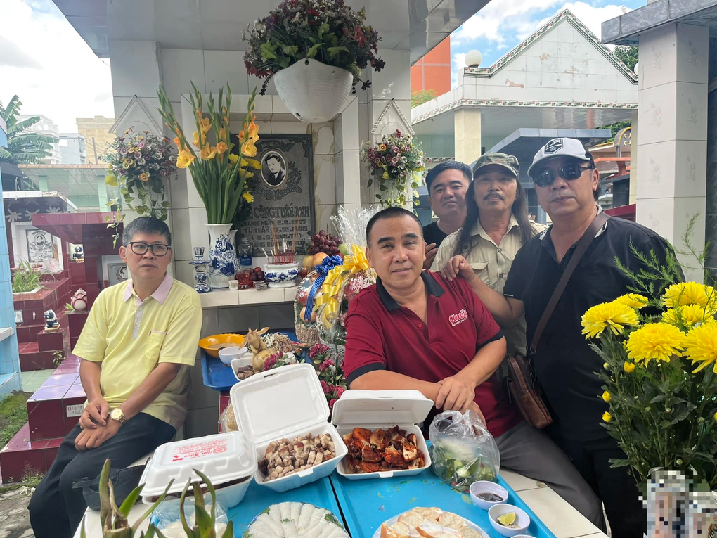 Quyền Linh, Phước Sang xúc động bên mộ Lê Công Tuấn Anh tại lần giỗ thứ 26 - 1 Quyền Linh, Phước Sang xúc động bên mộ Lê Công Tuấn Anh tại lần giỗ thứ 26 - 1