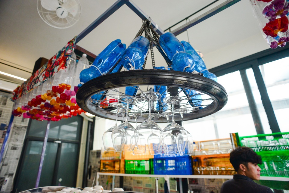 Cà phê biến rác thành đồ trang trí.jpg