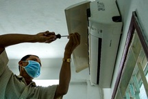 Thợ dịch vụ vệ sinh máy lạnh, máy giặt làm "không kịp thở" dịp Tết