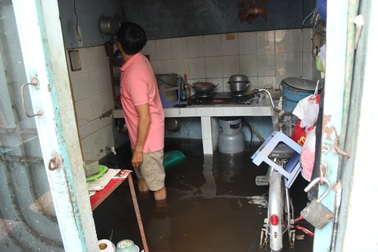Cả trăm hộ dân Sài Gòn bị nước thối bủa vây cả tháng