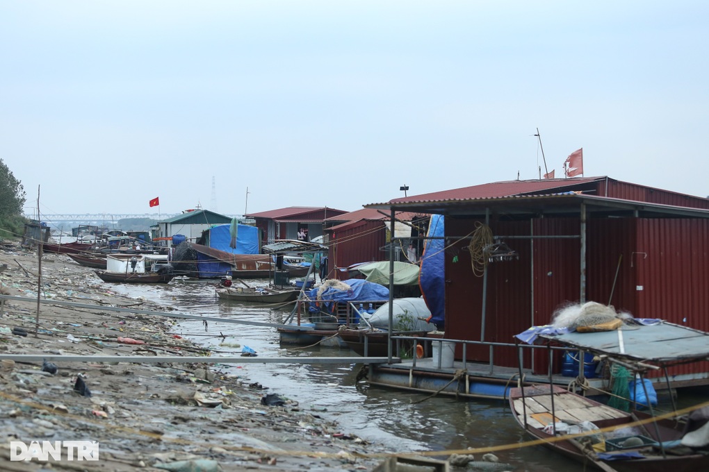 Những phận người sống dưới sông mong ước được một lần ăn Tết trên bờ - 1 Những phận người sống dưới sông mong ước được một lần ăn Tết trên bờ - 1