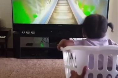 Cha “tự chế” tàu lượn siêu tốc cho con gái nhỏ