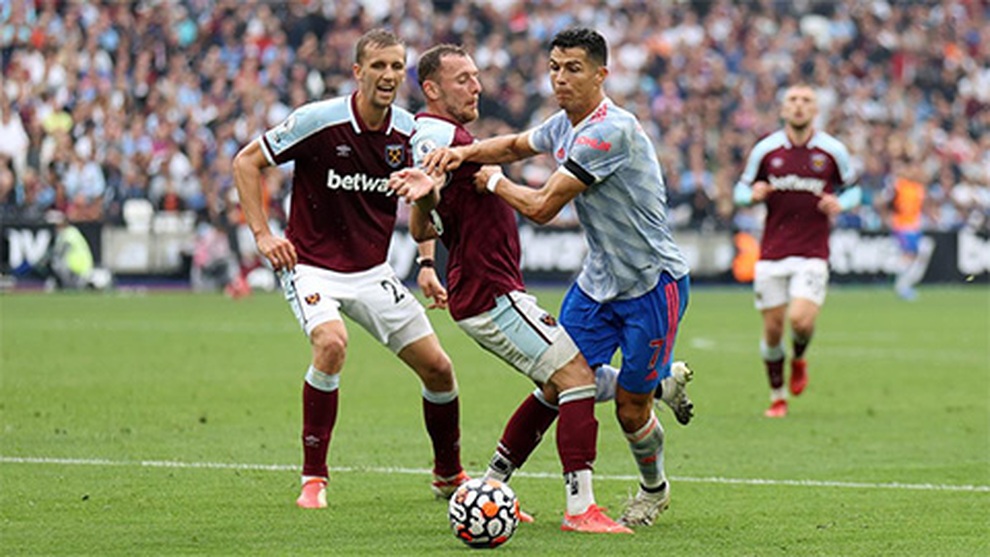 Trọng tài nhận sai vì không thổi phạt đền cho C.Ronaldo - 1 Trọng tài nhận sai vì không thổi phạt đền cho C.Ronaldo - 1