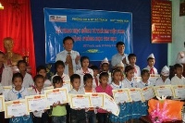 Quảng Bình: Trao học bổng cho học sinh nghèo vượt khó