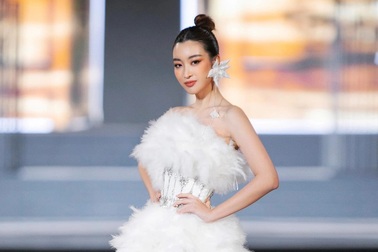 Hoa hậu Đỗ Mỹ Linh trình diễn váy đính 1.000 cánh lông vũ