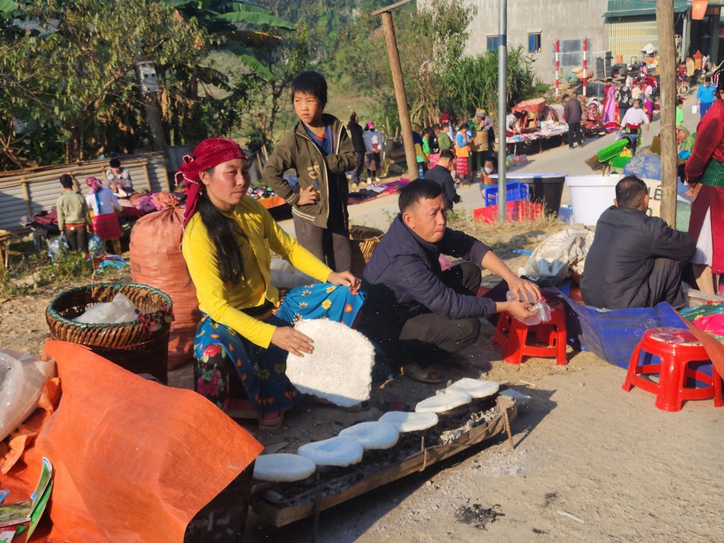 Những phiên chợ màu sắc, khách mê mẩn loạt món ngon ở Hà Giang - 3 Những phiên chợ màu sắc, khách mê mẩn loạt món ngon ở Hà Giang - 3