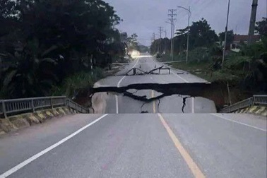 Sập gãy hoàn toàn đường dẫn lên cầu Tát Luông ở Tuyên Quang