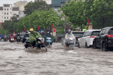 Đường phố Hà Nội ngập như sông, hàng loạt phương tiện ngã đổ, chết máy