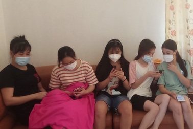 Hành trình "cực chẳng đã" của 8 công nhân chui thùng xe đông lạnh về quê