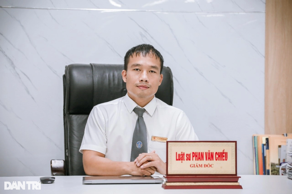 Tình huống pháp lý vụ con trai giật nửa tỷ đồng của cha tại trụ sở xã - 1