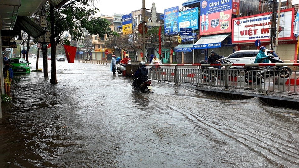 Mùng 1 Tết phố ngập như sông, nước lênh láng trong nhà - 3 Mùng 1 Tết phố ngập như sông, nước lênh láng trong nhà - 3