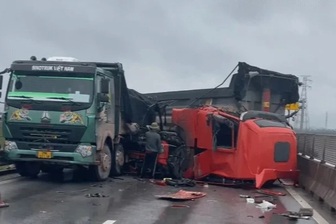 Hai ô tô va chạm trên cao tốc, giao thông ùn tắc nhiều giờ