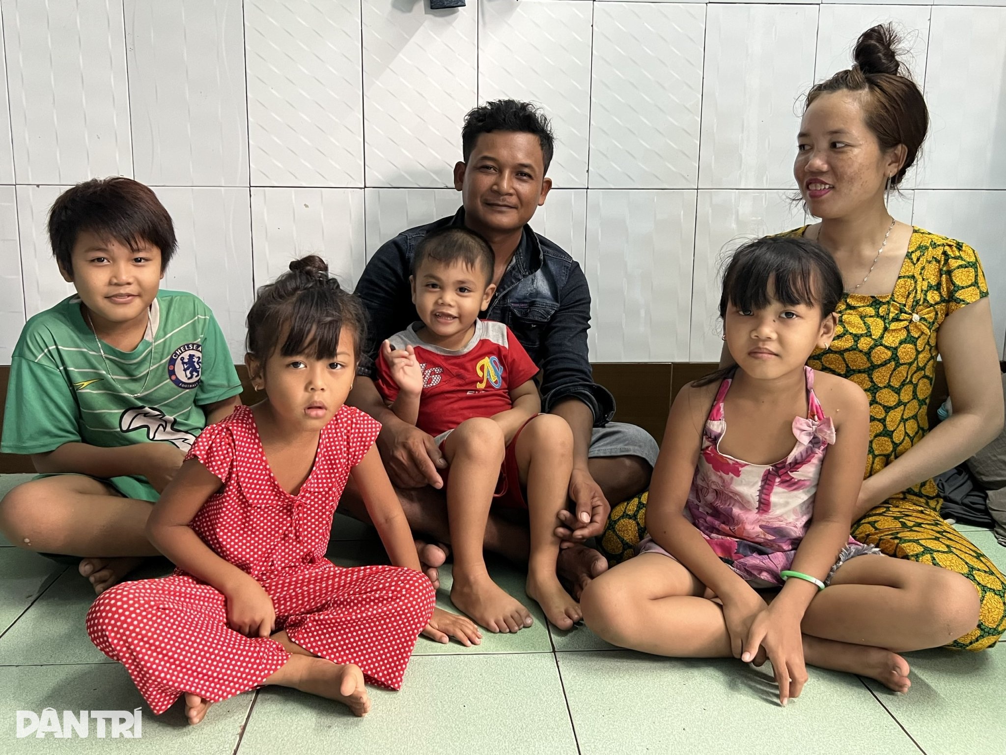 Uống thuốc bỏ thai bất thành, vợ chồng miền Tây cắn răng để 4 con thất học - 1