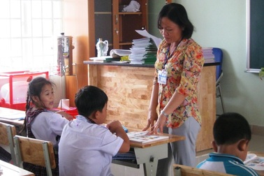 Giáo viên không phải thu tiền học sinh: Luật vua thua lệ làng!