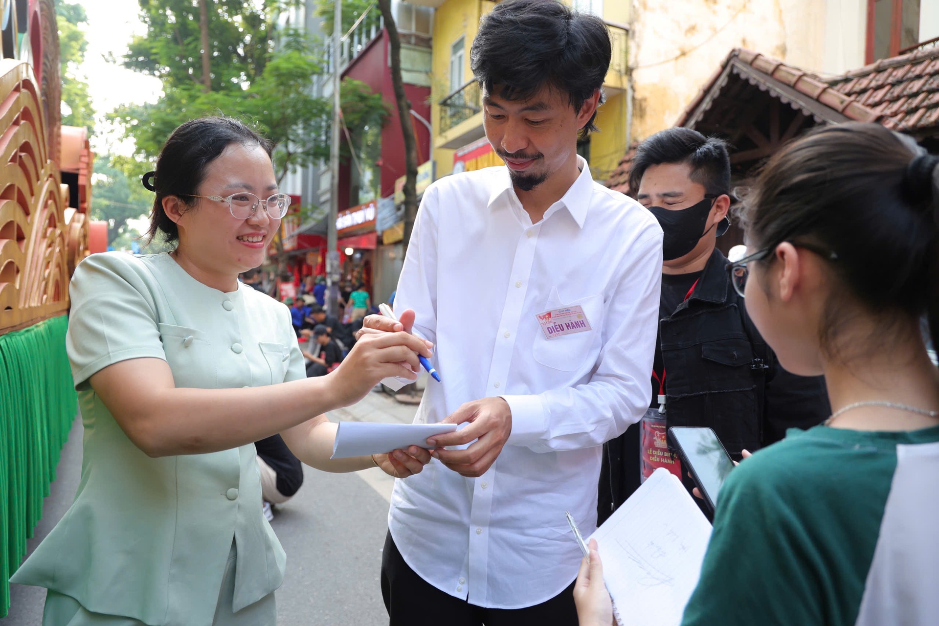 Khoảnh khắc đáng yêu Hoàng Thùy Linh và Đen Vâu cùng tập luyện cho A80 - 5 Khoảnh khắc đáng yêu Hoàng Thùy Linh và Đen Vâu cùng tập luyện cho A80 - 5