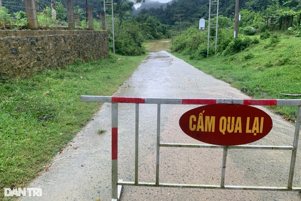 Quảng Bình cấm biển, đưa gạo về hỗ trợ bà con vùng ngập lụt - 2 Quảng Bình cấm biển, đưa gạo về hỗ trợ bà con vùng ngập lụt - 2