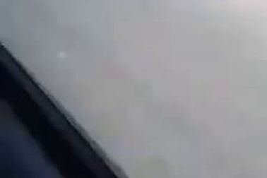 Clip 2 thanh niên xách mã tấu đuổi chém xe khách trên quốc lộ