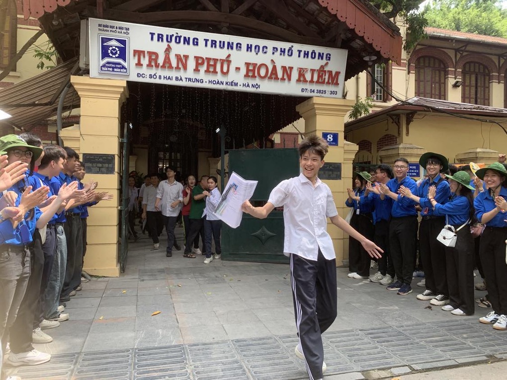 Đề thi môn văn vào lớp 10 Hà Nội: Câu nghị luận về niềm vui tuổi học trò - 3 Đề thi môn văn vào lớp 10 Hà Nội: Câu nghị luận về niềm vui tuổi học trò - 3