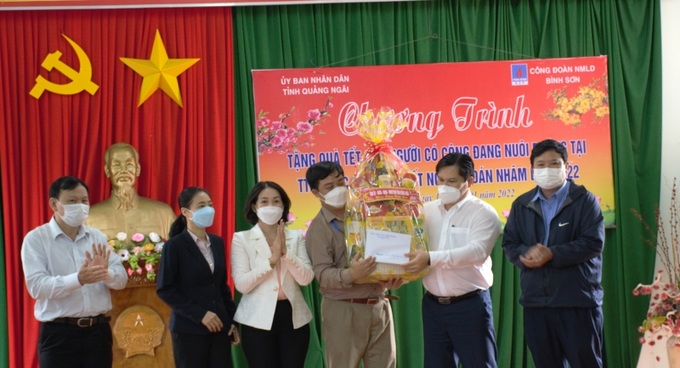 Trao quà cho đại diện Trung tâm Điều dưỡng Người có công tỉnh Quảng Ngãi