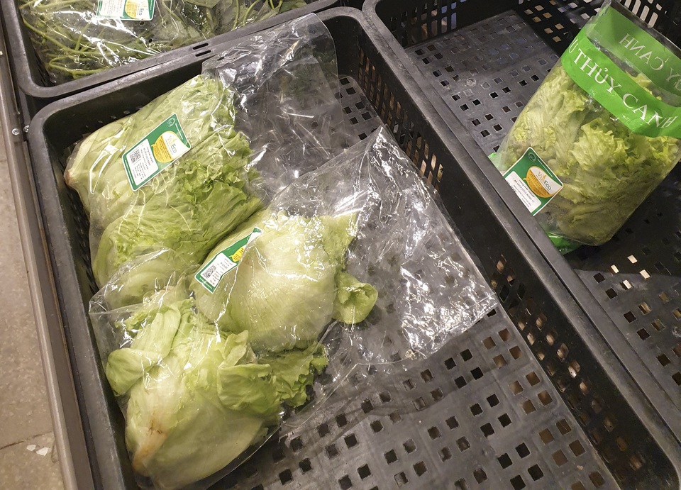 Người dân đổ xô đi mua đồ tích trữ phòng dịch corona, kệ hàng rau củ quả “cháy hàng” - 3 Người dân đổ xô đi mua đồ tích trữ phòng dịch corona, kệ hàng rau củ quả “cháy hàng” - 3