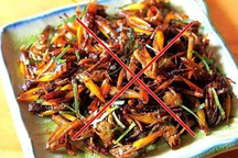 Người phụ nữ tử vong sau khi ăn một con châu chấu rang