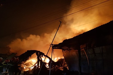 Hàng ngàn mét vuông nhà xưởng bốc cháy dữ dội trong đêm