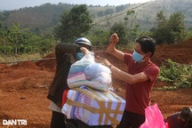 Cha nghèo xót xa đi xin từng bộ đồ cho con gái bị xâm hại