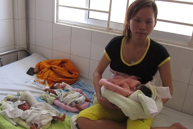 Mẹ tuổi teen sinh ba con cùng bị tim bẩm sinh