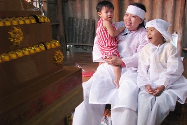 Cha bất ngờ đột tử, hai con nhỏ mịt mờ tương lai