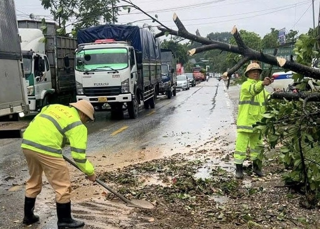 Mưa lớn, dông lốc khiến 1 người tử vong do lũ cuốn, một người mất tích - 1 Mưa lớn, dông lốc khiến 1 người tử vong do lũ cuốn, một người mất tích - 1
