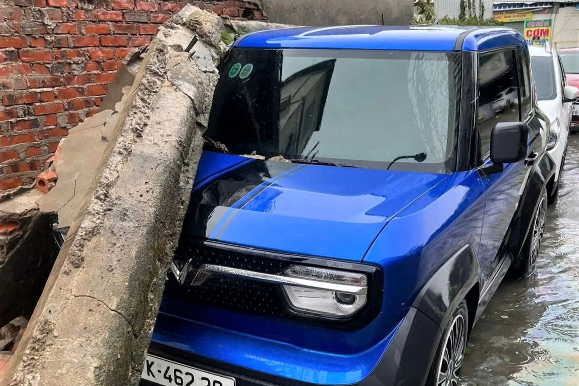 Bão Bualoi gây hư hỏng hàng loạt ô tô, xe máy - 6 Bão Bualoi gây hư hỏng hàng loạt ô tô, xe máy - 6